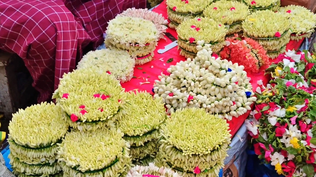 மதுரை சந்தையில் விற்பனைக்கு வைக்கப்பட்டுள்ள மல்லி பூ