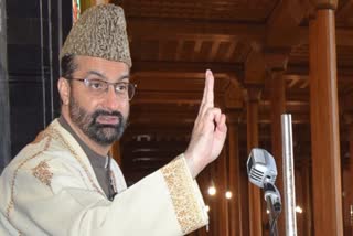 مولوی عمر فاروق جامع مسجد سرینگر میں نماز جمعہ سے قبل خطاب کرتے ہوئے