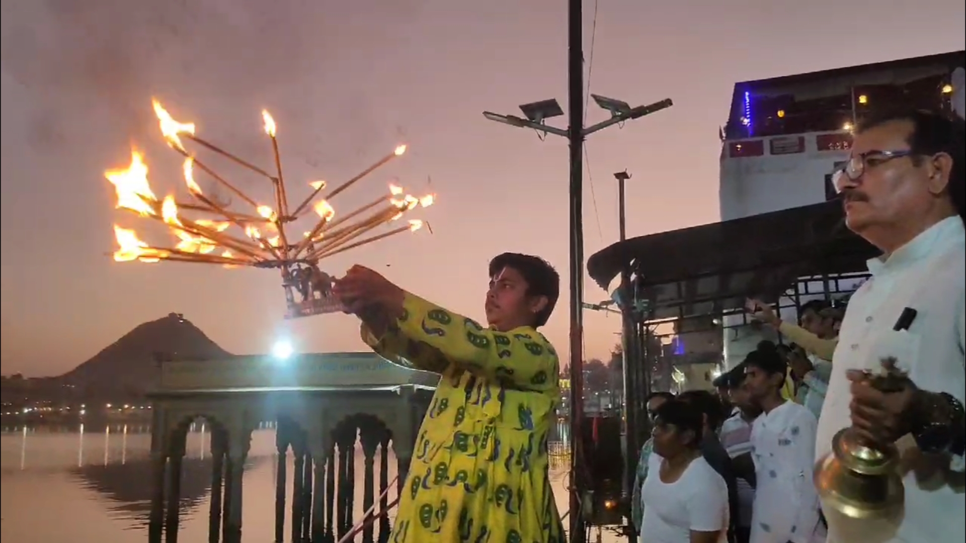 अंतरराष्ट्रीय पुष्कर मेला : पवित्र सरोवर के 52 घाटों पर रंगोली बनाकर किया  गया दीपदान, महाआरती से माहौल हुआ दिव्य