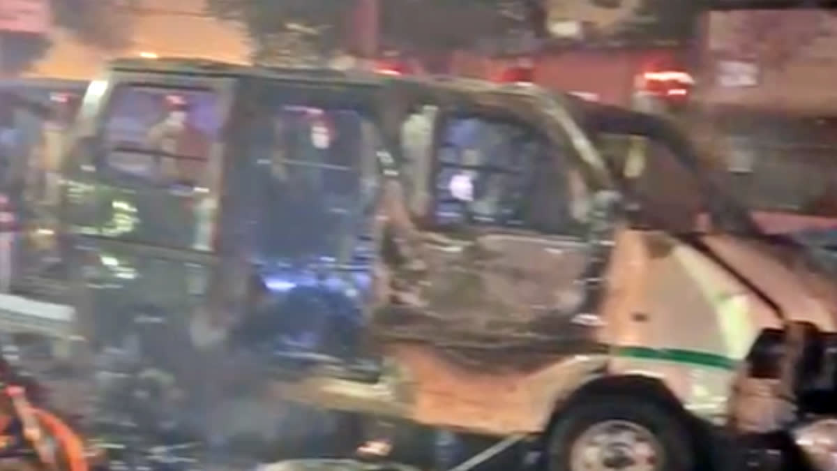 டெல்லி செங்கோட்டை மெட்ரோ நிலையம் அருகே கார் குண்டுவெடித்ததில் 8 பேர் உயிரிழப்பு