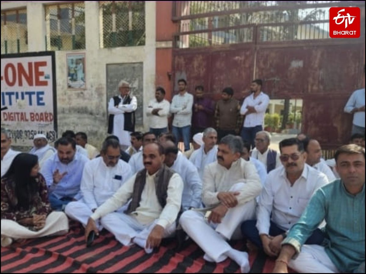 डीएवी पीजी कॉलेज में धरना प्रदर्शन.