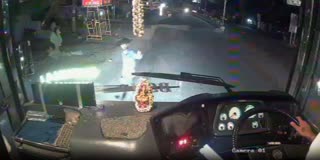 பழனியில் மது பாட்டிலுடன் ஆம்னி பேருந்தை வழிமறித்த இளைஞர்