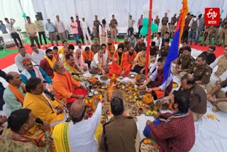 मेला क्षेत्र में भूमि पूजन करते पुलिस अधिकारी और पुजारी.