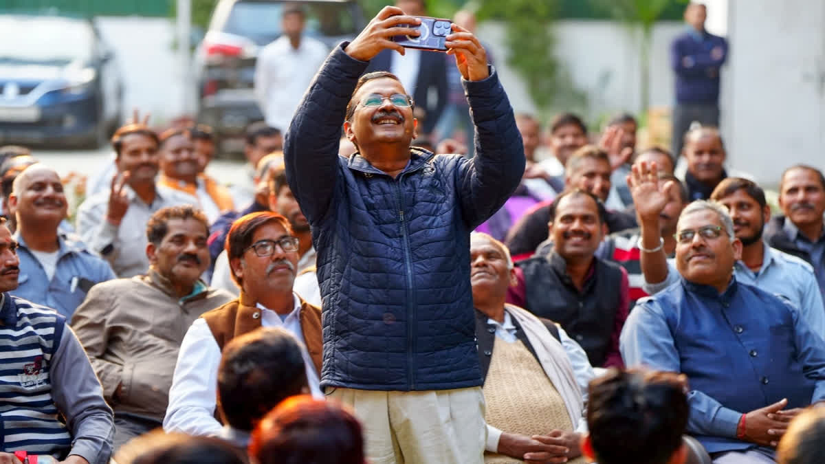 Delhi Polls: Kejriwal Announces Rs 10 Lakh Insurance For Auto Drivers Delhi Polls: Kejriwal Announces Rs 10 Lakh Insurance For Auto Drivers