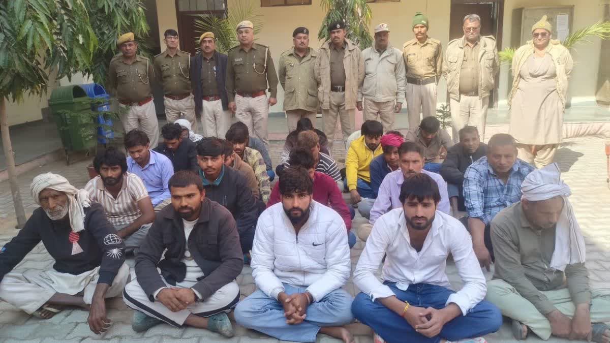 एरिया डोमिनेशन की कार्रवाई में गिरफ्तार असामाजिक तत्व.