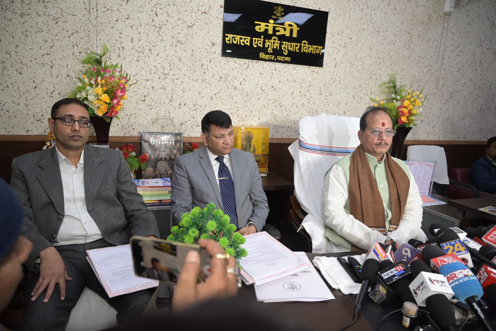 अपने कार्यालय में उपमुख्यमंत्री विजय सिन्हा