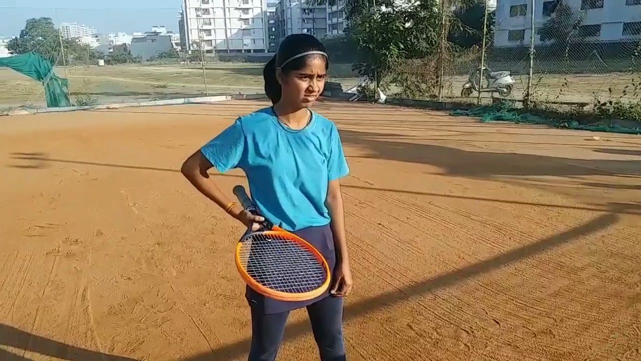 મેદાનમાં પ્રેક્ટિસ કરતી જેન્સી કાનાબાર