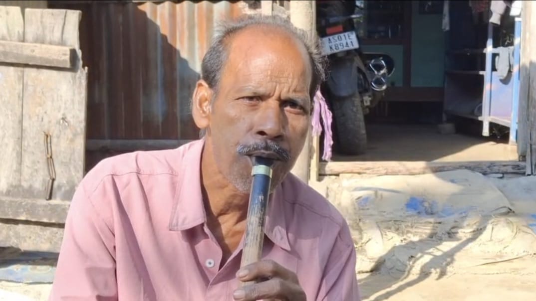 Struggle life of flute make