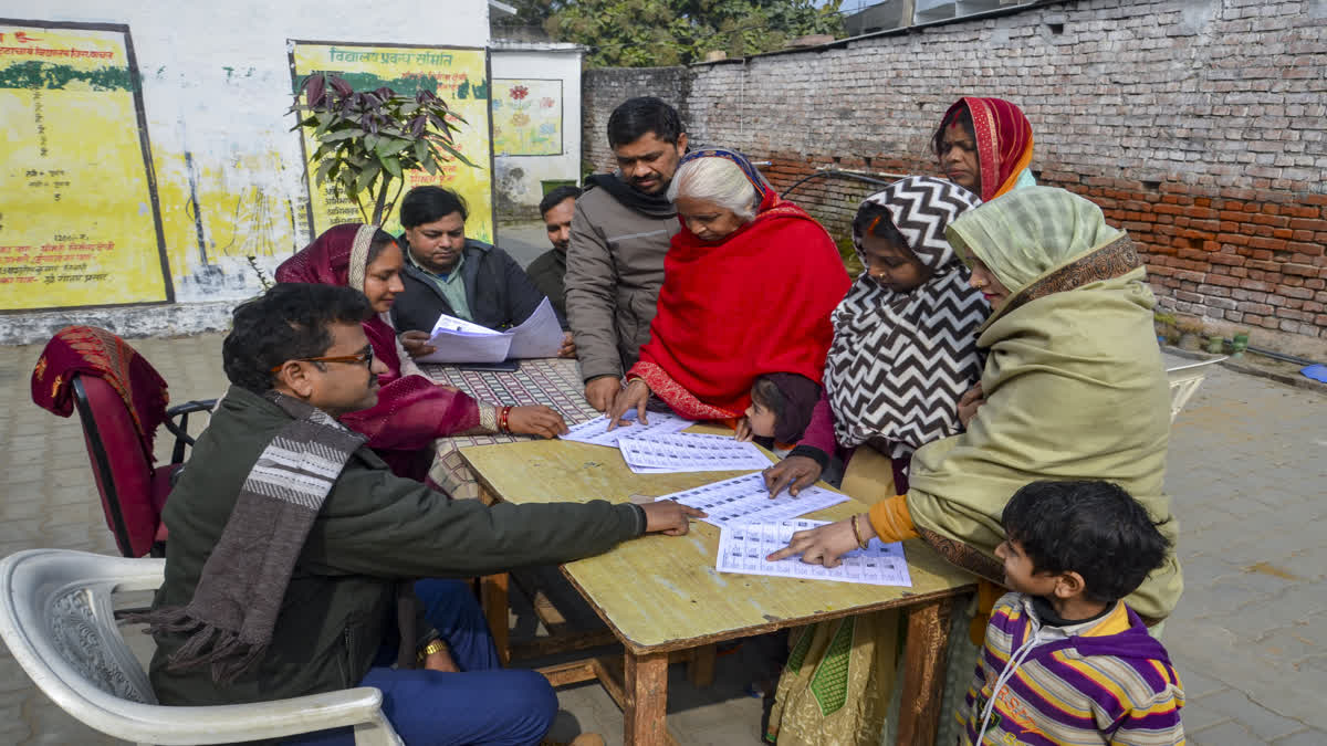 ઉત્તર પ્રદેશના મિર્ઝાપુરમાં મતદાર યાદીના SIR પછી લોકો 6 જાન્યુઆરી, 2026ના રોજ ડ્રાફ્ટ મતદાર યાદીમાં પોતાના નામ શોધે છે.