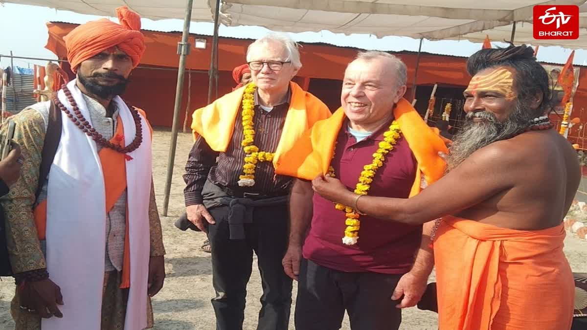 फर्रुखाबाद माघ मेले में पहुंचे फ्रांस-जर्मनी के श्रद्धालु.