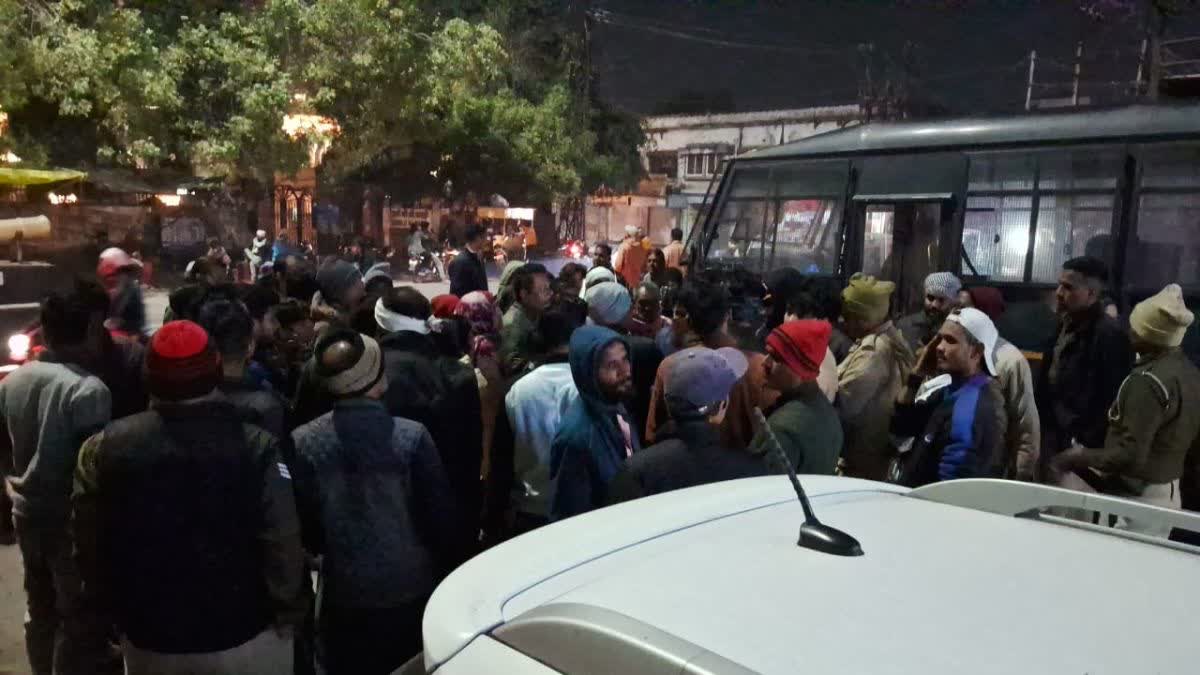 कंट्रोल रूम के बाहर फूटा जनाक्रोश