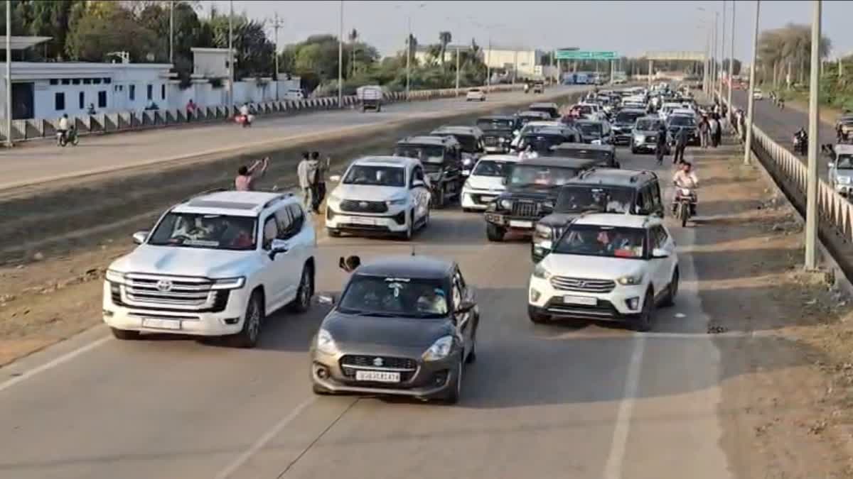 દિવ્યેશ સોલંકી 200થી ગાડીઓના કાફલા સાથે બગદાણા પહોંચ્યા