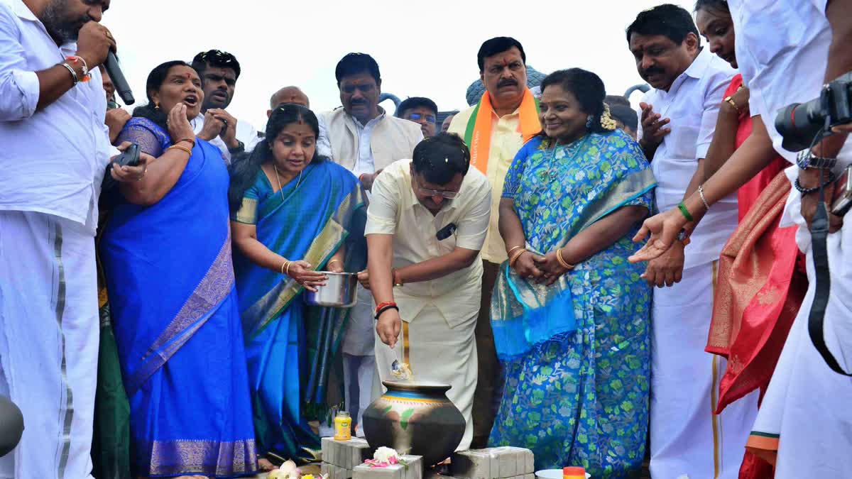 தமிழரின் பாரம்பரிய உடையான பட்டு வேட்டி, சட்டை அணிந்து கொண்டு பொங்கல் கொண்டாடிய பாஜக செயல் தலைவர் நிதின் நபின்