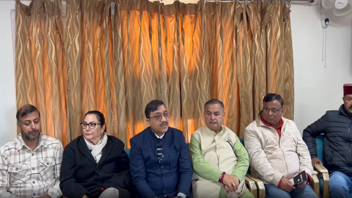 प्रेस कॉन्फ्रेंस के दौरान सुरेश कश्यप