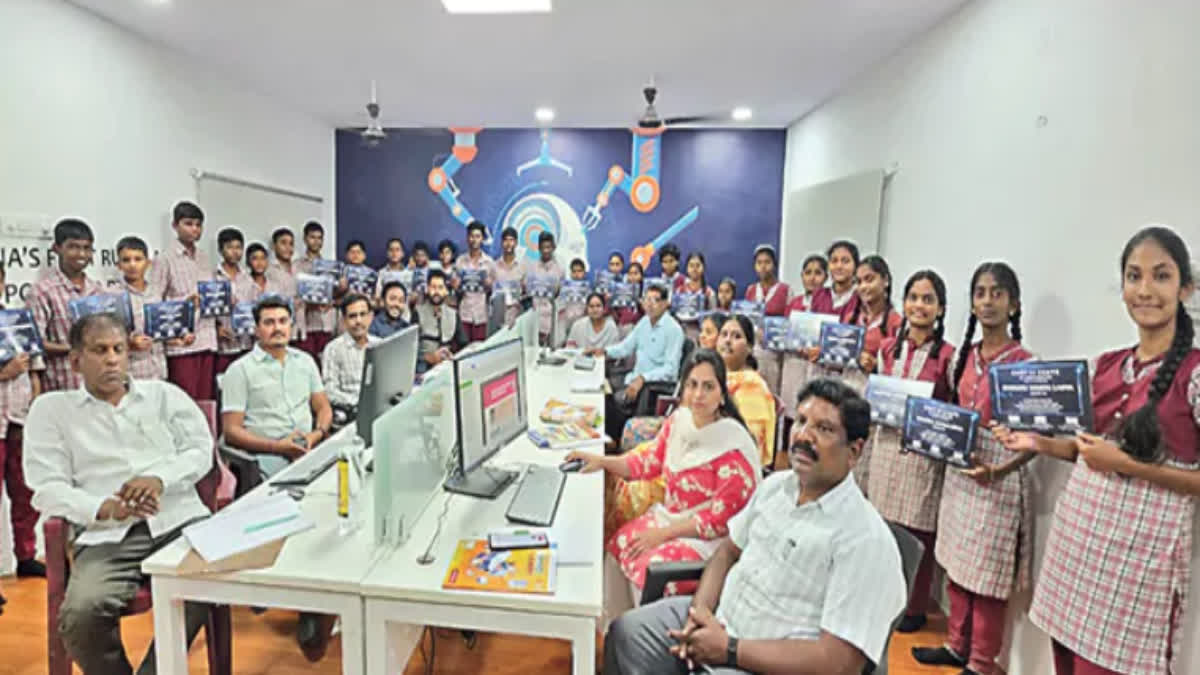 అడవి శ్రీరాంపూర్‌ ప్రభుత్వ బడి - ఏఐ ల్యాబ్‌లో ఉపాధ్యాయులు, విద్యార్థులు