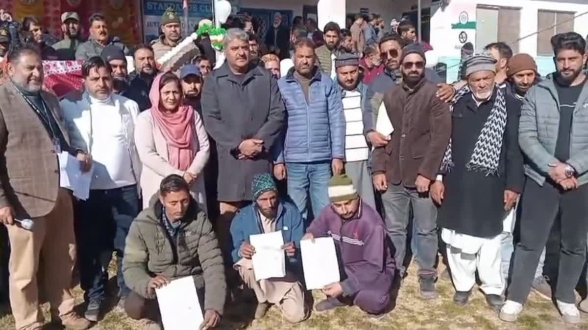 سجاد شاہین نے تعلیمی اداروں میں ڈیجیٹل اسمارٹ بورڈز اور سیلاب متاثرین میں امدادی چیکس تقسیم کئے