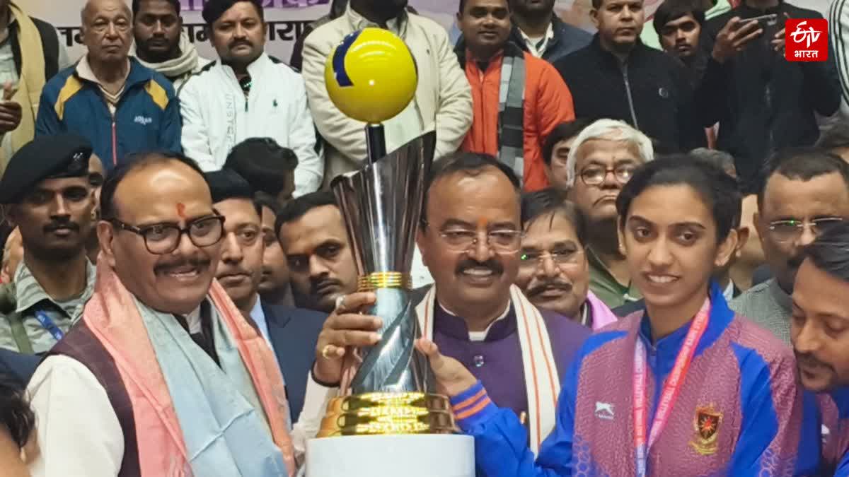 केरल की विजेता टीम को दी गई ट्रॉफी.