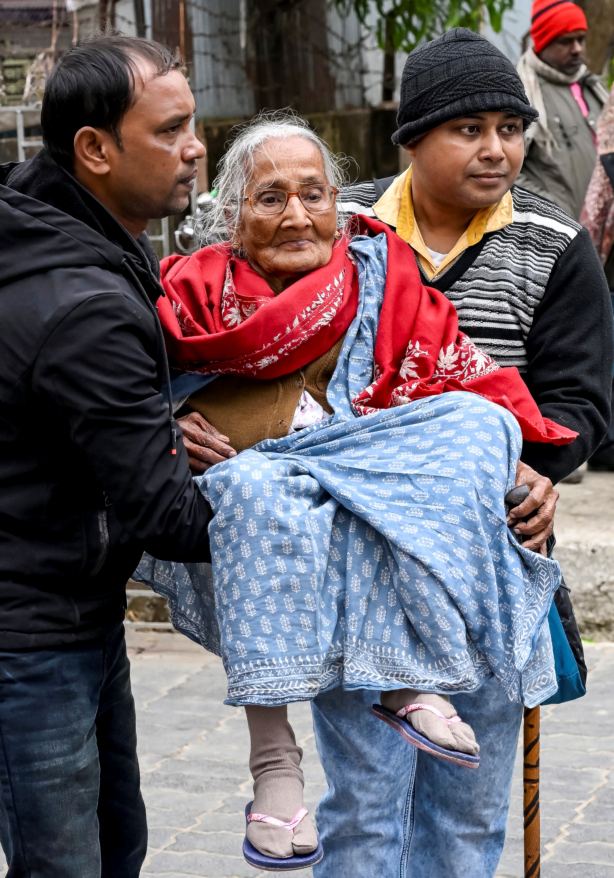 સોમવાર, 5 જાન્યુઆરી, 2026ના રોજ પશ્ચિમ બંગાળના નાદિયામાં મતદાર યાદીના સ્પેશિયલ ઇન્ટેન્સિવ રિવિઝન (SIR) હેઠળ સુનાવણીમાં હાજરી આપવા માટે એક કેન્દ્ર પર પહોંચતી વખતે એક વૃદ્ધ વ્યક્તિને મદદ કરવામાં આવી રહી છે.