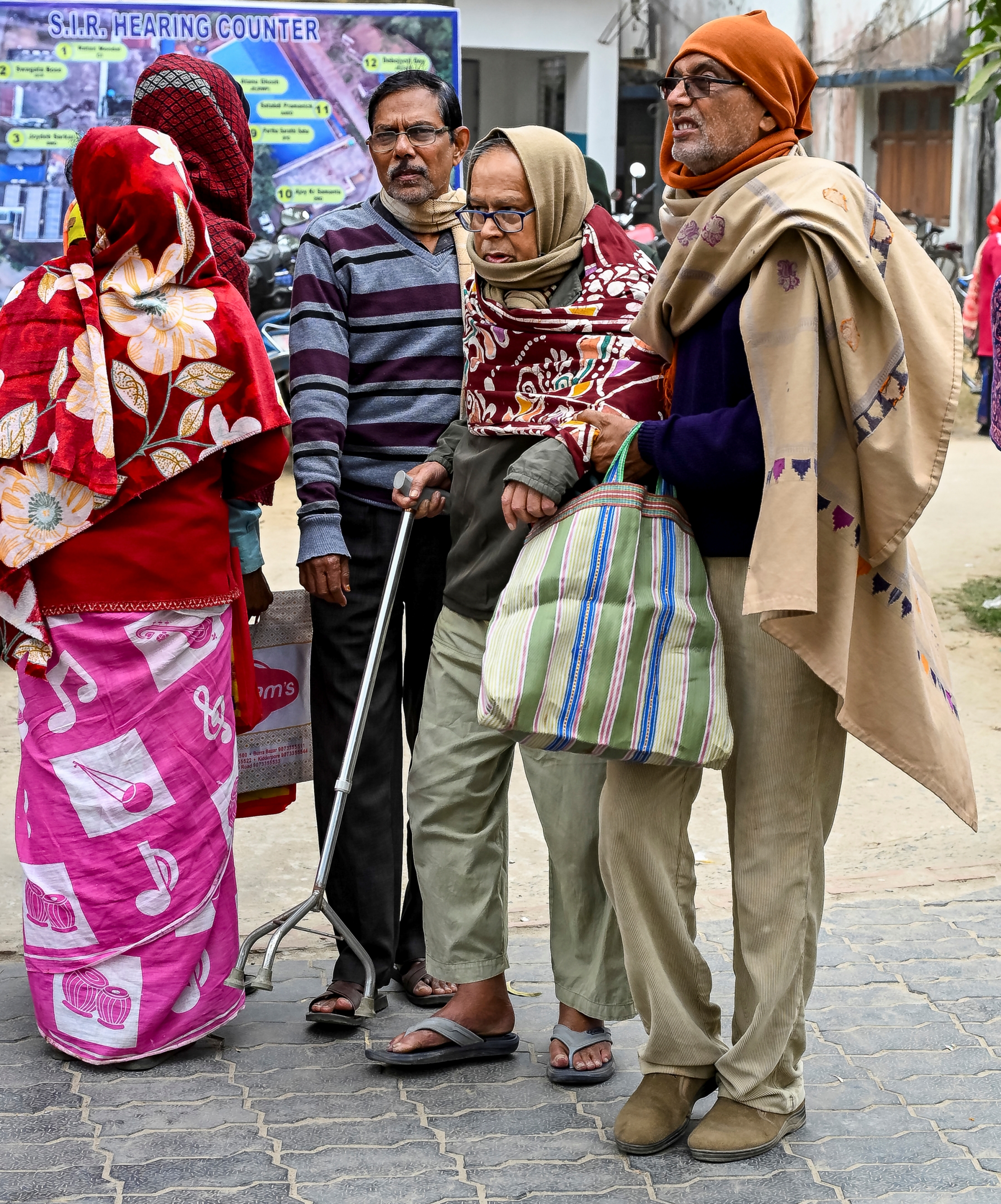 નાદિયા: પશ્ચિમ બંગાળના નાદિયામાં મંગળવાર,6 જાન્યુઆરી, 2026ના રોજ મતદાર યાદીના SIR હેઠળ સુનાવણી દરમિયાન વૃદ્ધ લોકોના એક સેન્ટર પર પહોંચ્યા