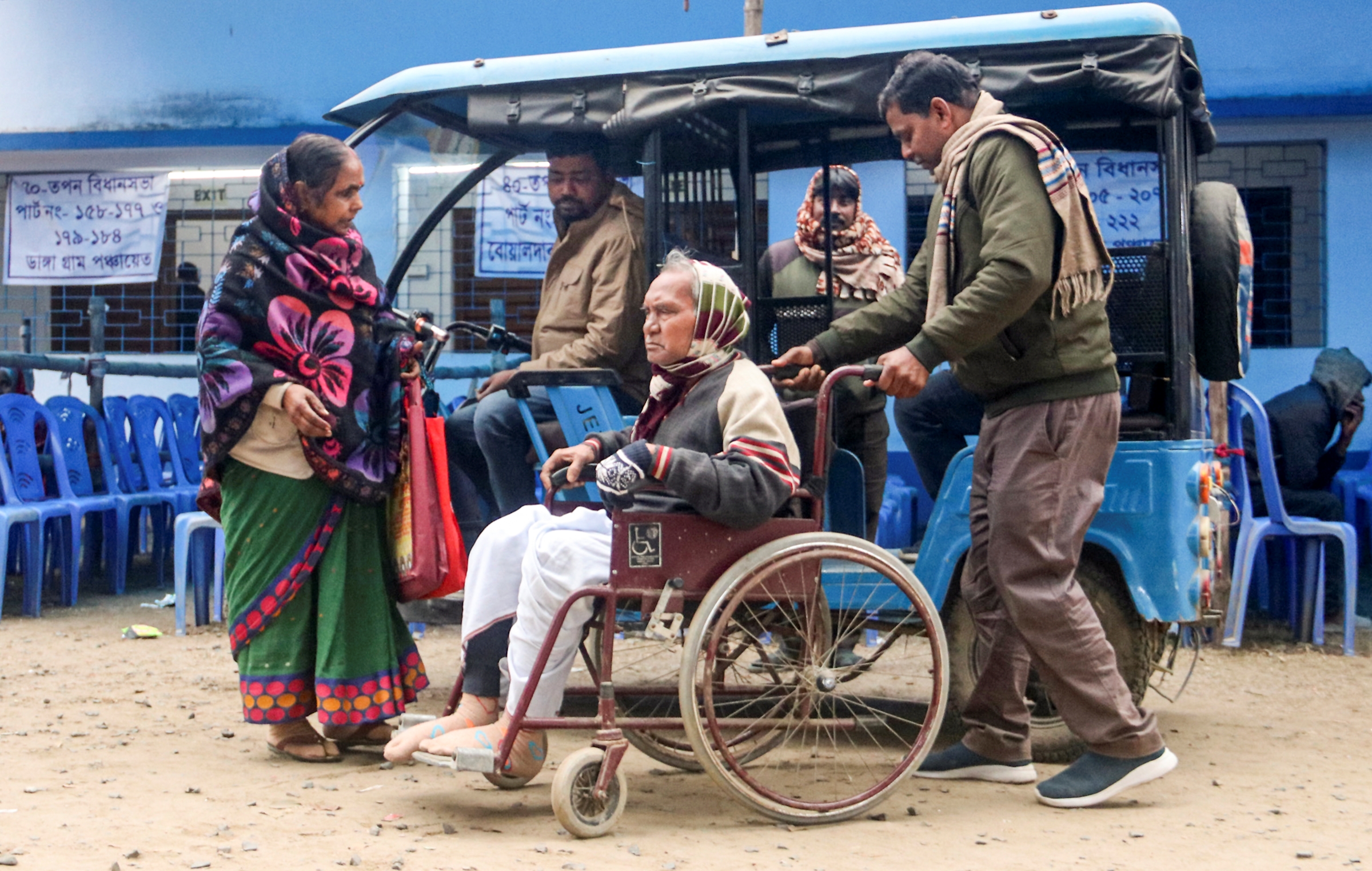 બાલુરઘાટ: પશ્ચિમ બંગાળના બાલુરઘાટમાં, સોમવાર, 5 જાન્યુઆરી, 2026 ના રોજ, મતદાર યાદીના સ્પેશિયલ ઇન્ટેન્સિવ રિવિઝન (SIR) હેઠળ સુનાવણીમાં હાજરી આપવા માટે એક કેન્દ્ર પર પહોંચતા એક વૃદ્ધ વ્યક્તિને મદદ કરવામાં આવી રહી છે.