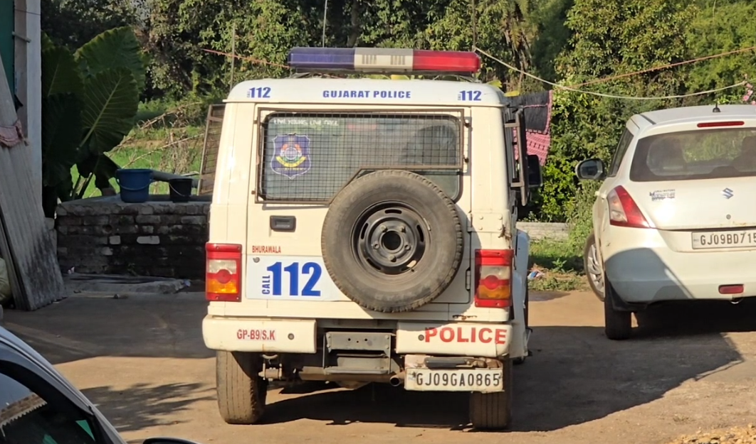 પોલીસ થઈ દોડતી