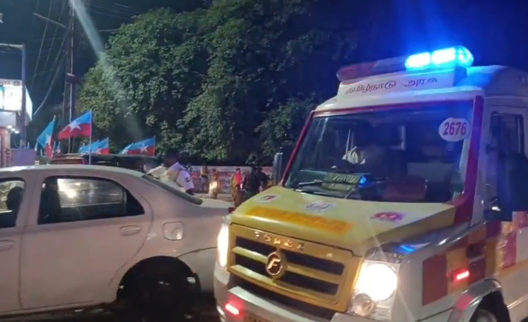 போக்குவரத்து நெரிசலில் சிக்கிய ஆம்புலன்ஸ்