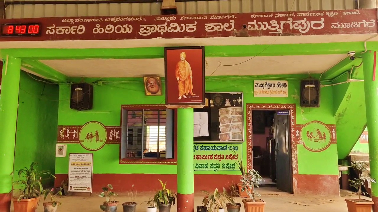 students-from-muthigepura-government-higher-primary-school-in-mudigere-taluk-were-taken-on-a-trip-by-plane