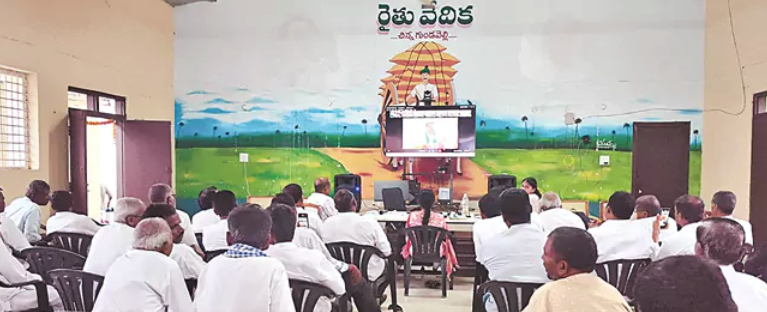 సిద్దిపేట జిల్లా చిన్న గుండవెల్లి రైతువేదికలో సీఎం ప్రసంగం వింటున్న రైతులు