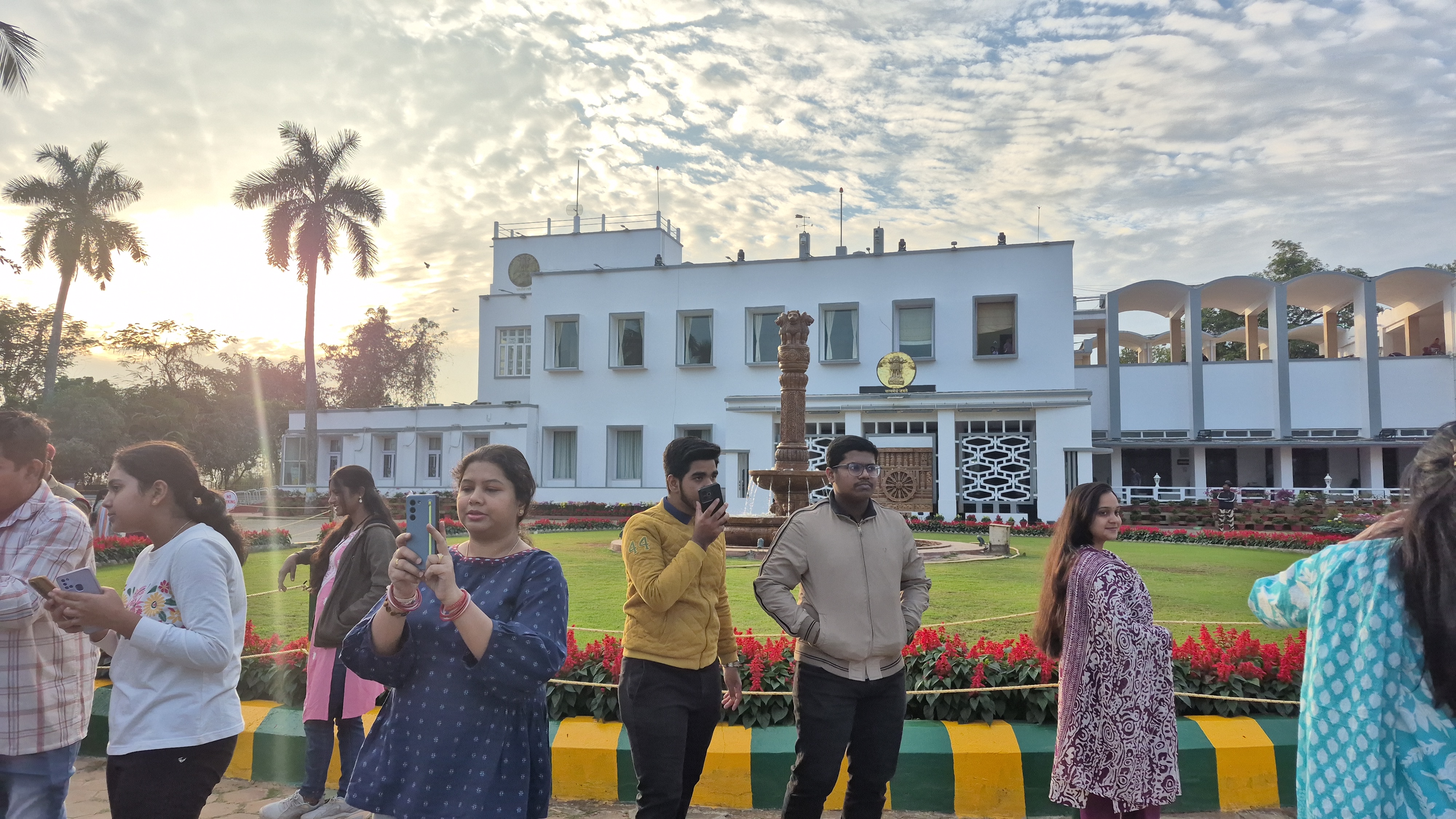 A huge crowd of tourists in the Raj Bhavan garden
