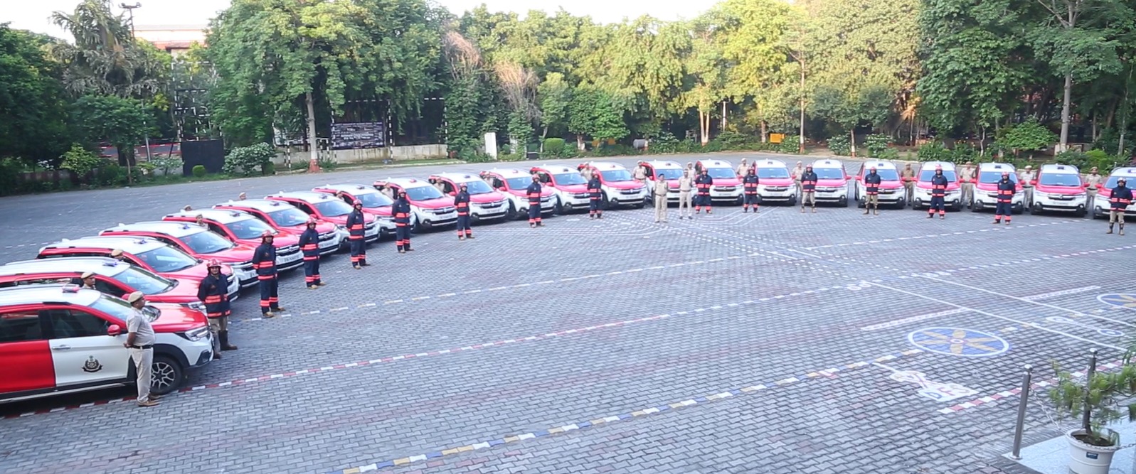 दिल्ली फायर सर्विस में खड़ी गाड़ियां