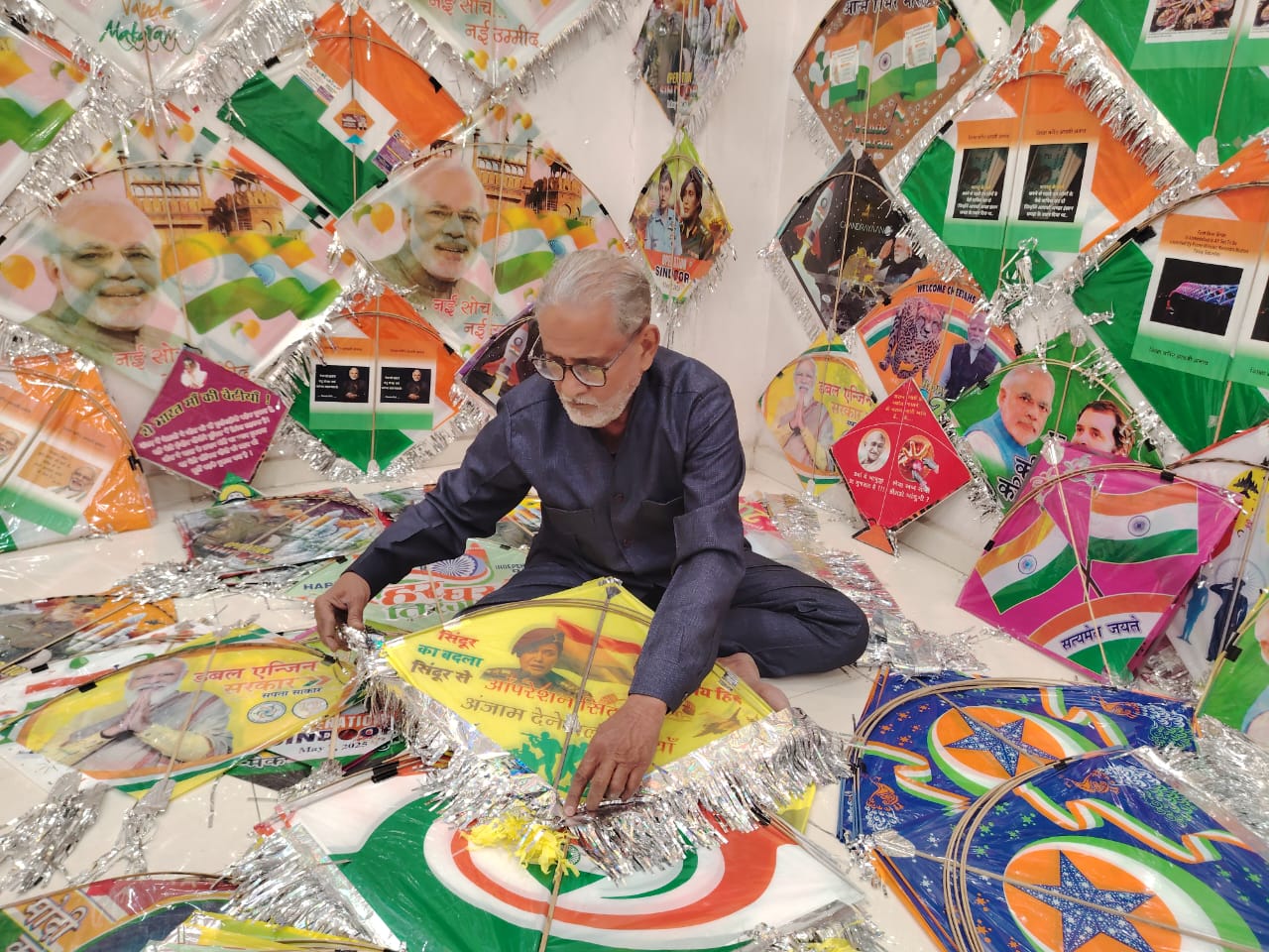 જુદા જુદા મેસેજ અને સ્લોગન વાળી પતંગો