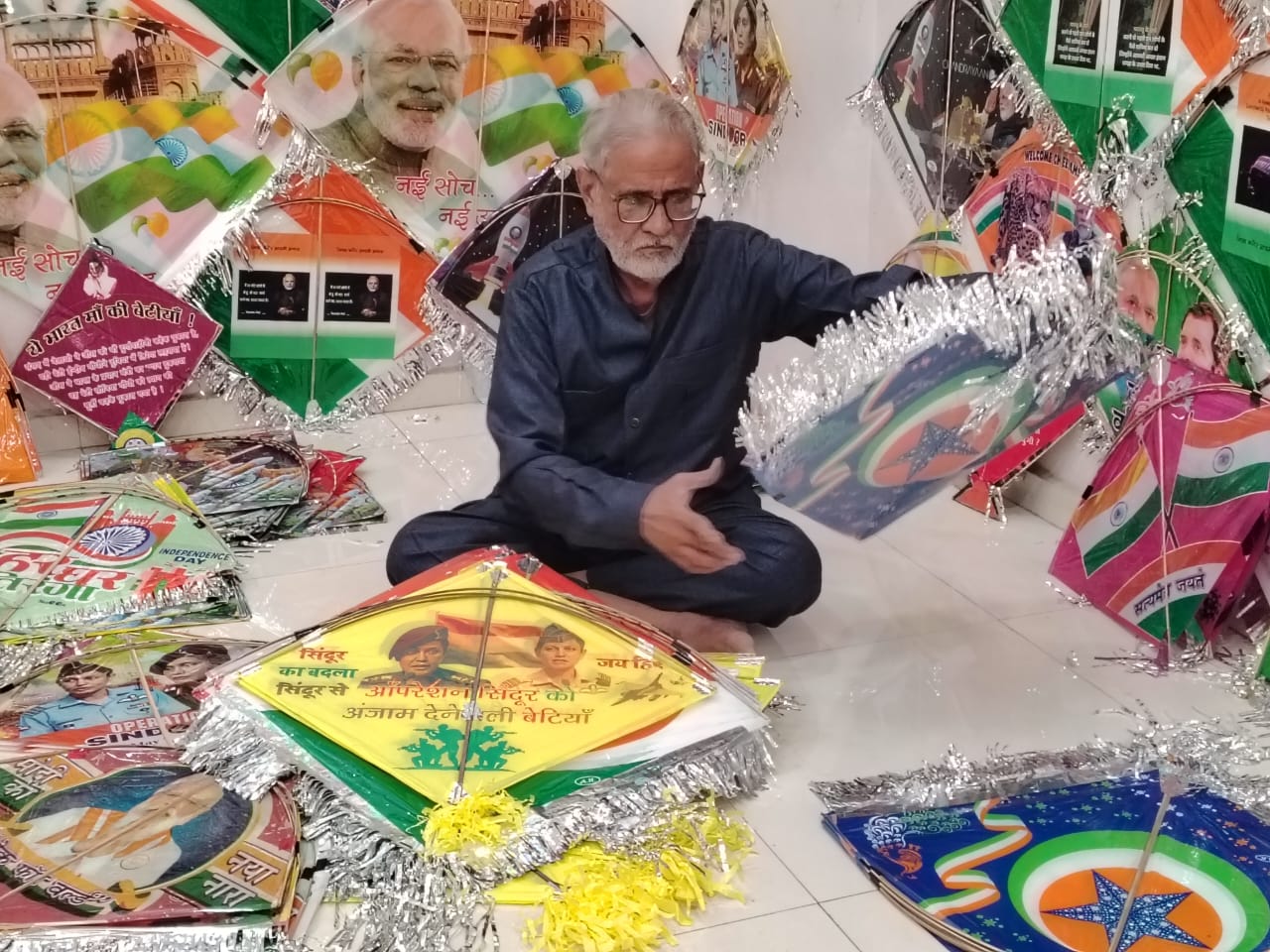 જુદા જુદા મેસેજ અને સ્લોગન વાળી પતંગો