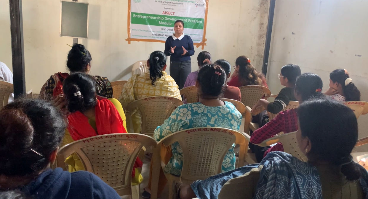 ઉદ્યોગ ધંધાના પાઠ શીખતી ચુણેલ ગામની ગૃહિણીઓ