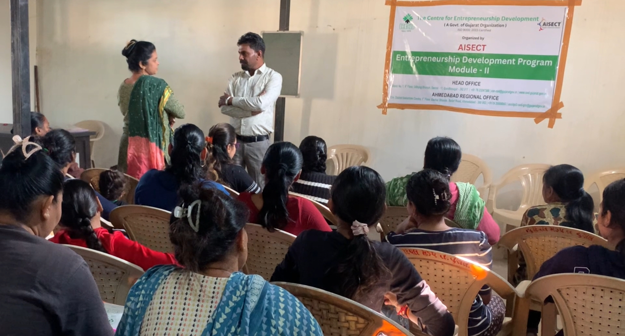 ઉદ્યોગ ધંધાના પાઠ શીખતી ચુણેલ ગામની ગૃહિણીઓ