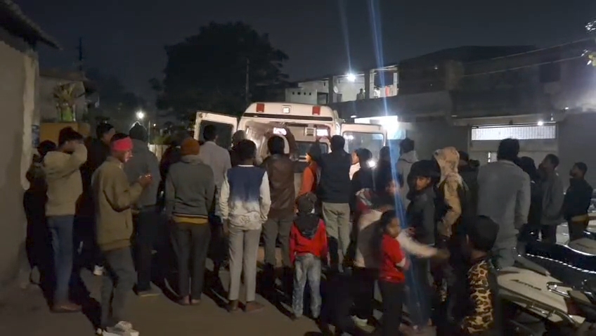 હુમલામાં દીકરી ઇજાગ્રસ્ત થતા તેને સારવાર માટે હોસ્પિટલ ખસેડવામાં આવી હતી