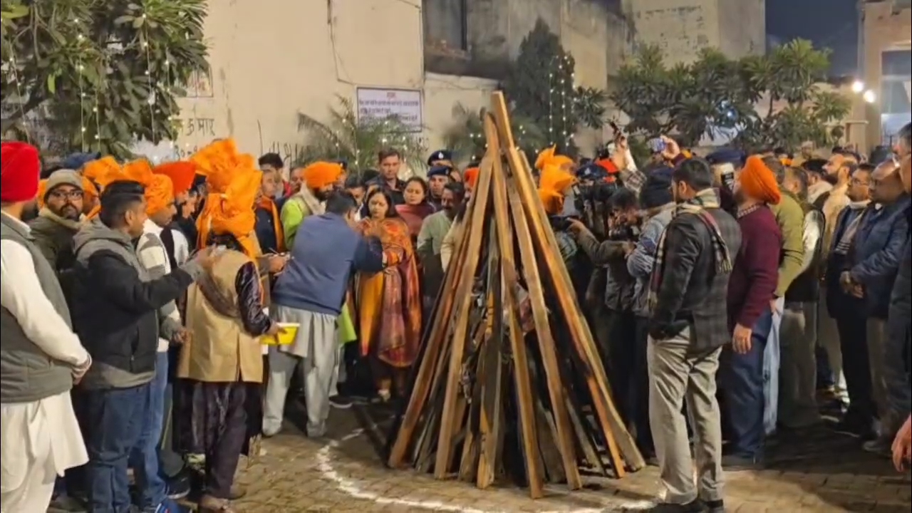 Chief Minister Nayab Saini arrived in Ladwa Kurukshetra with his wife celebrated Lohri with the people