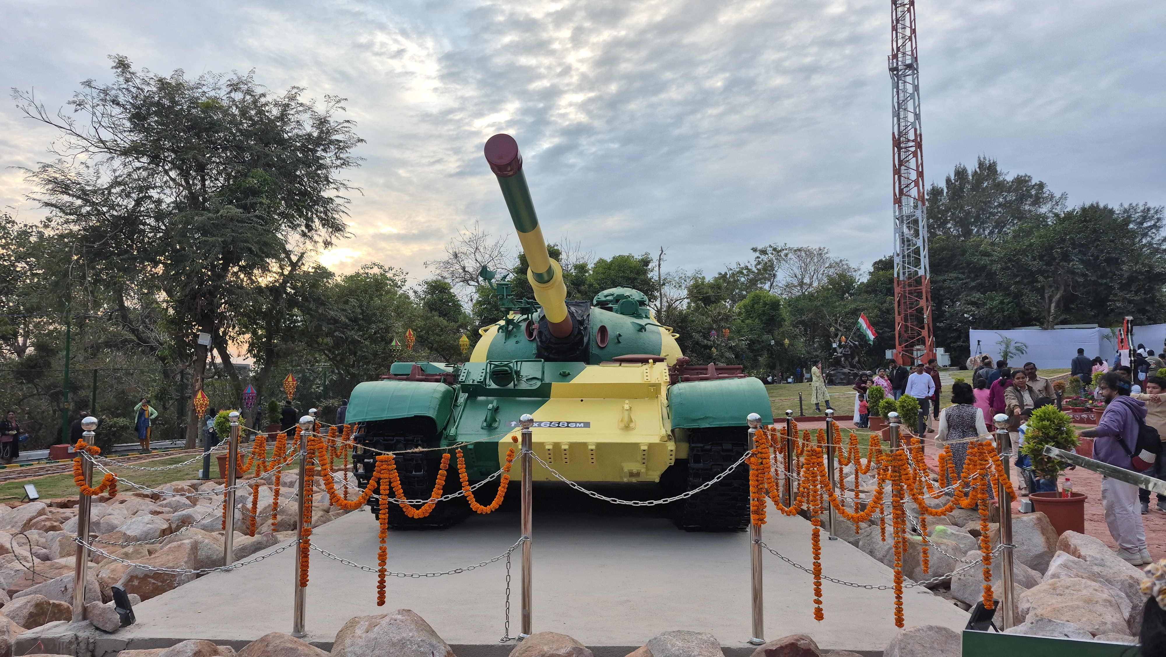 A huge crowd of tourists in the Raj Bhavan garden