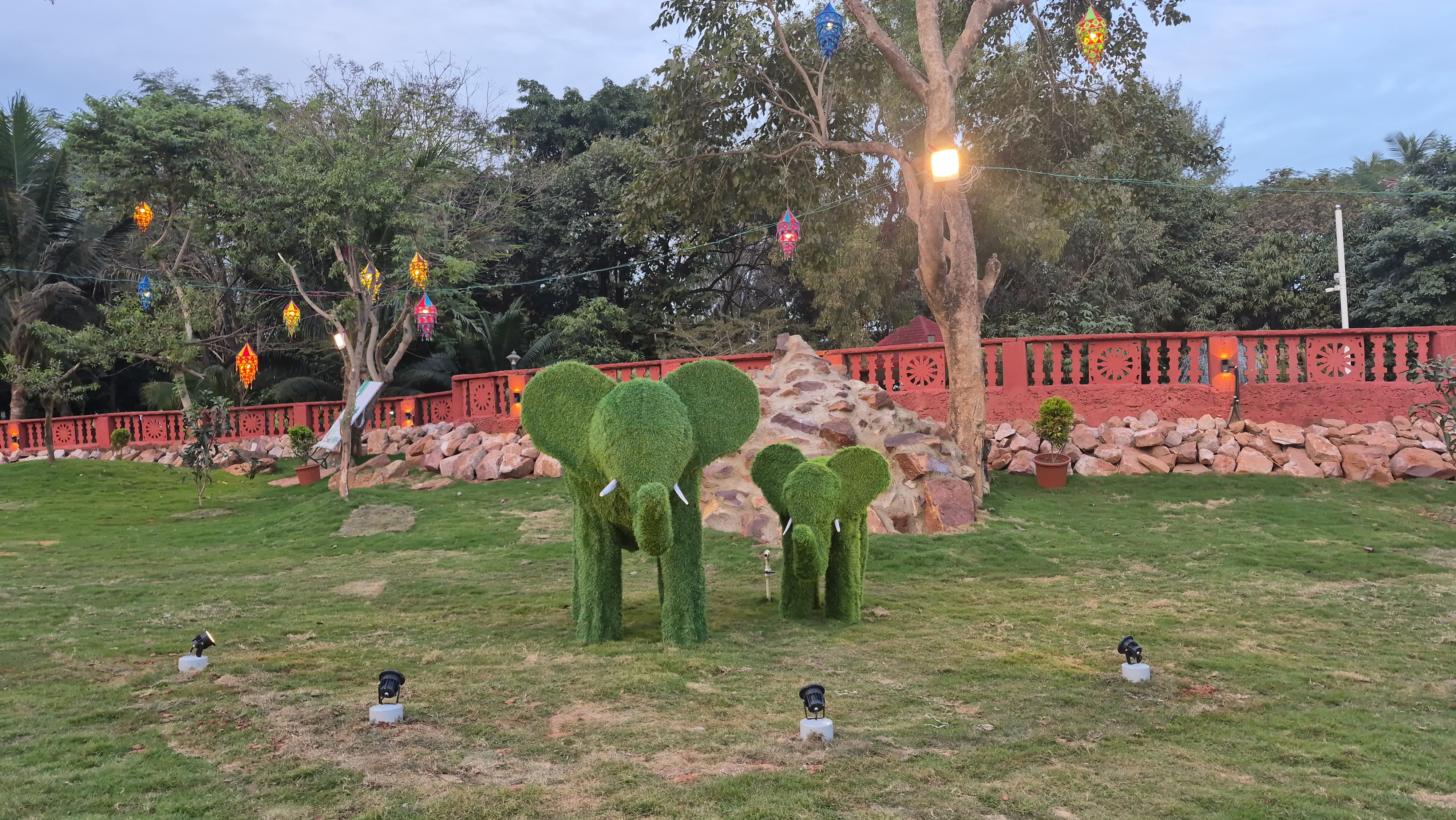 A huge crowd of tourists in the Raj Bhavan garden