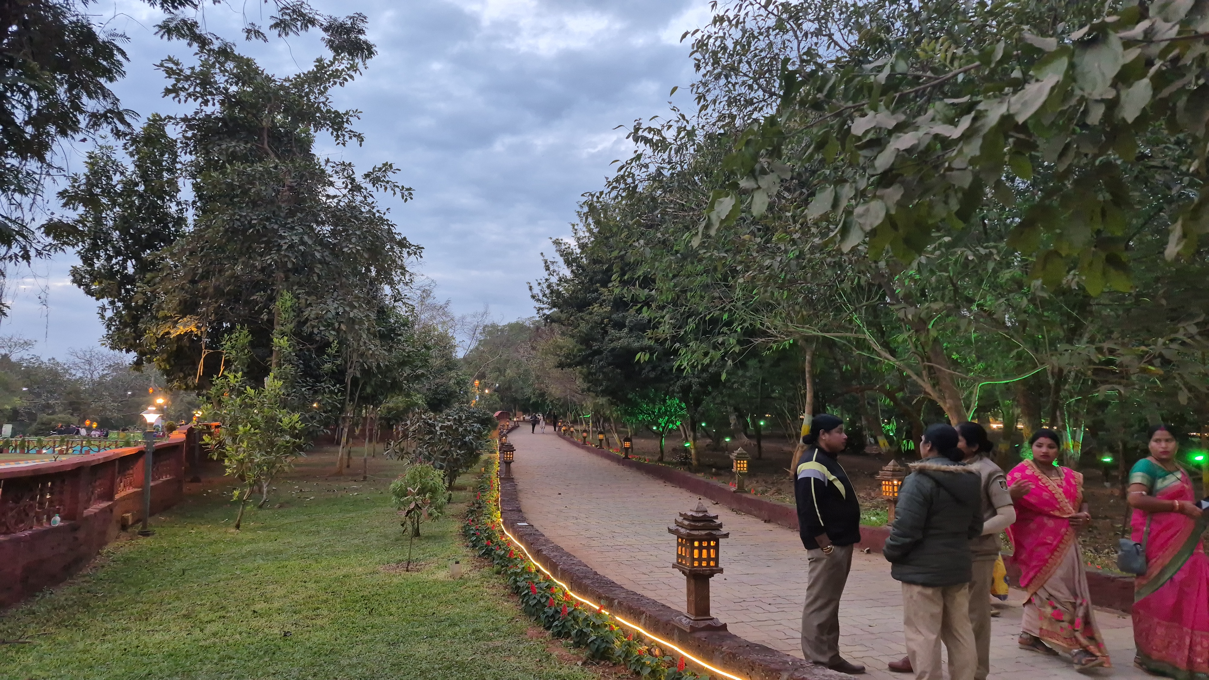 A huge crowd of tourists in the Raj Bhavan garden