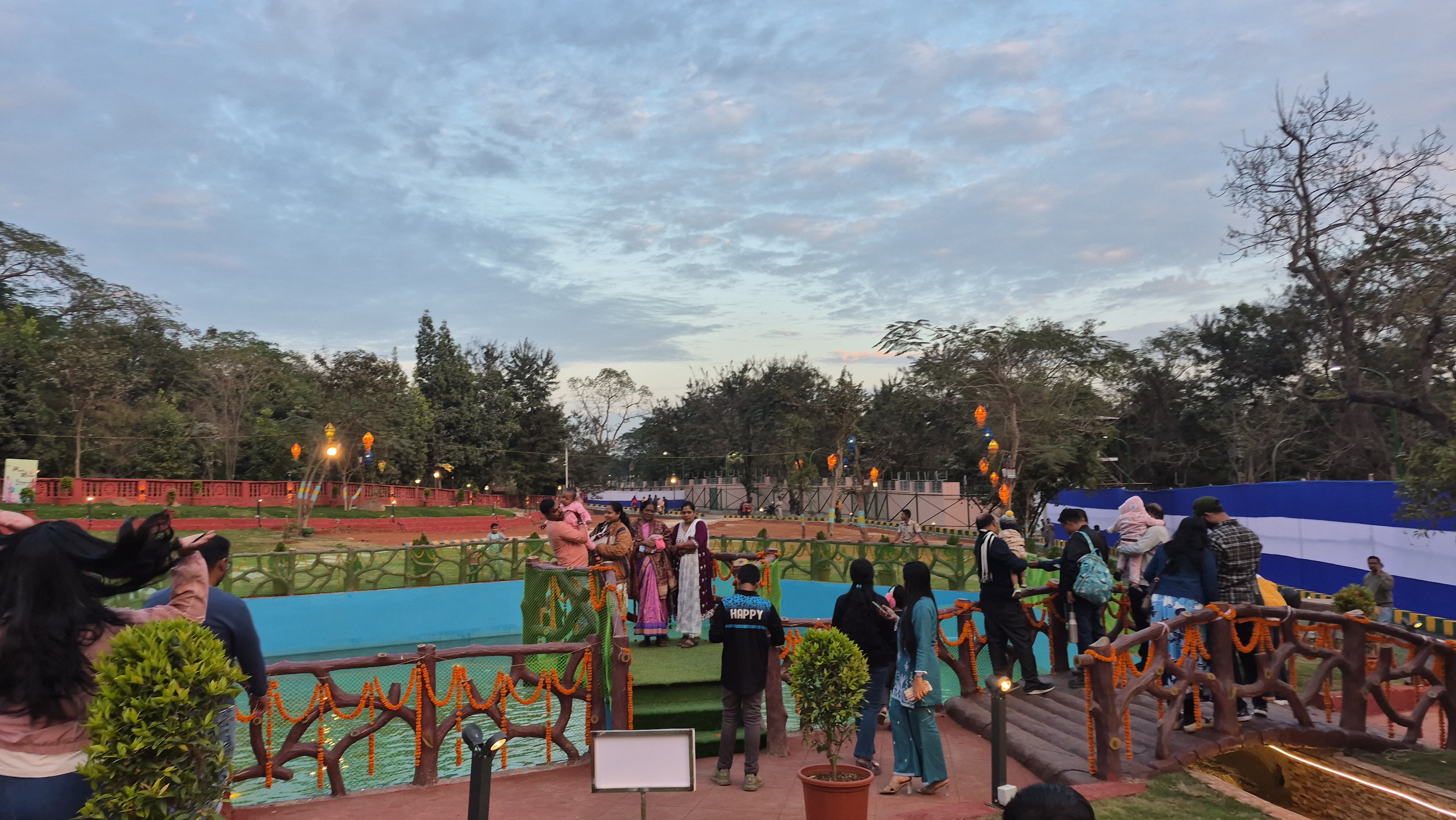 A huge crowd of tourists in the Raj Bhavan garden