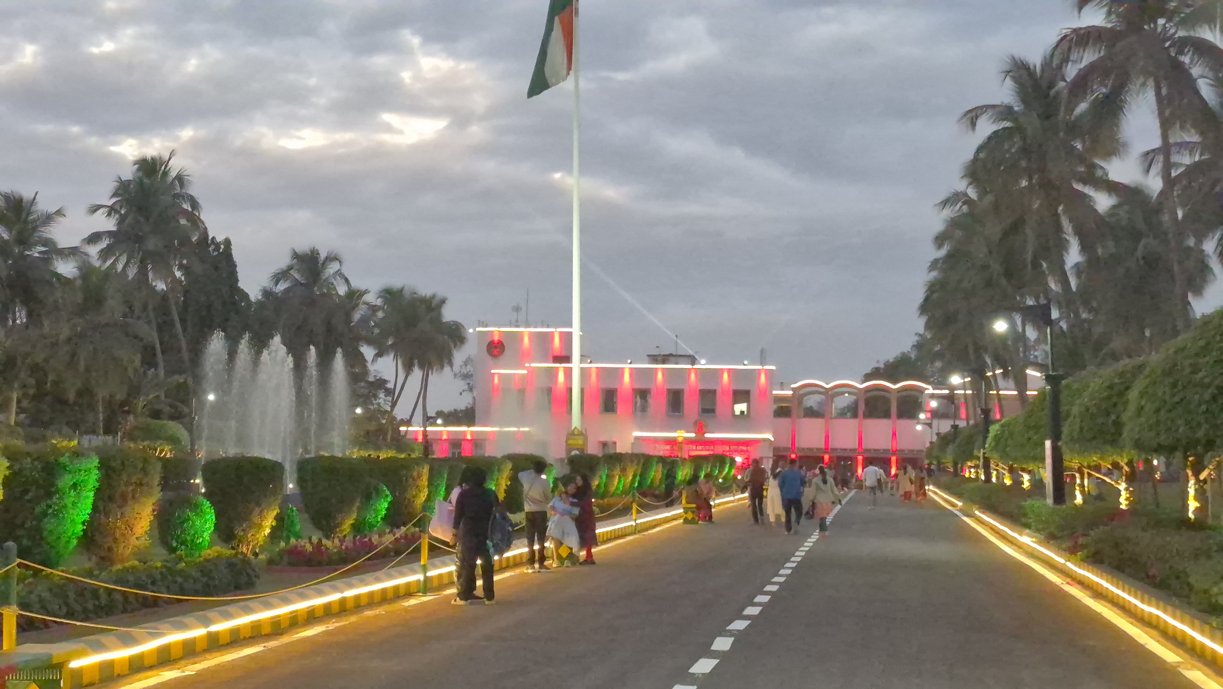 A huge crowd of tourists in the Raj Bhavan garden