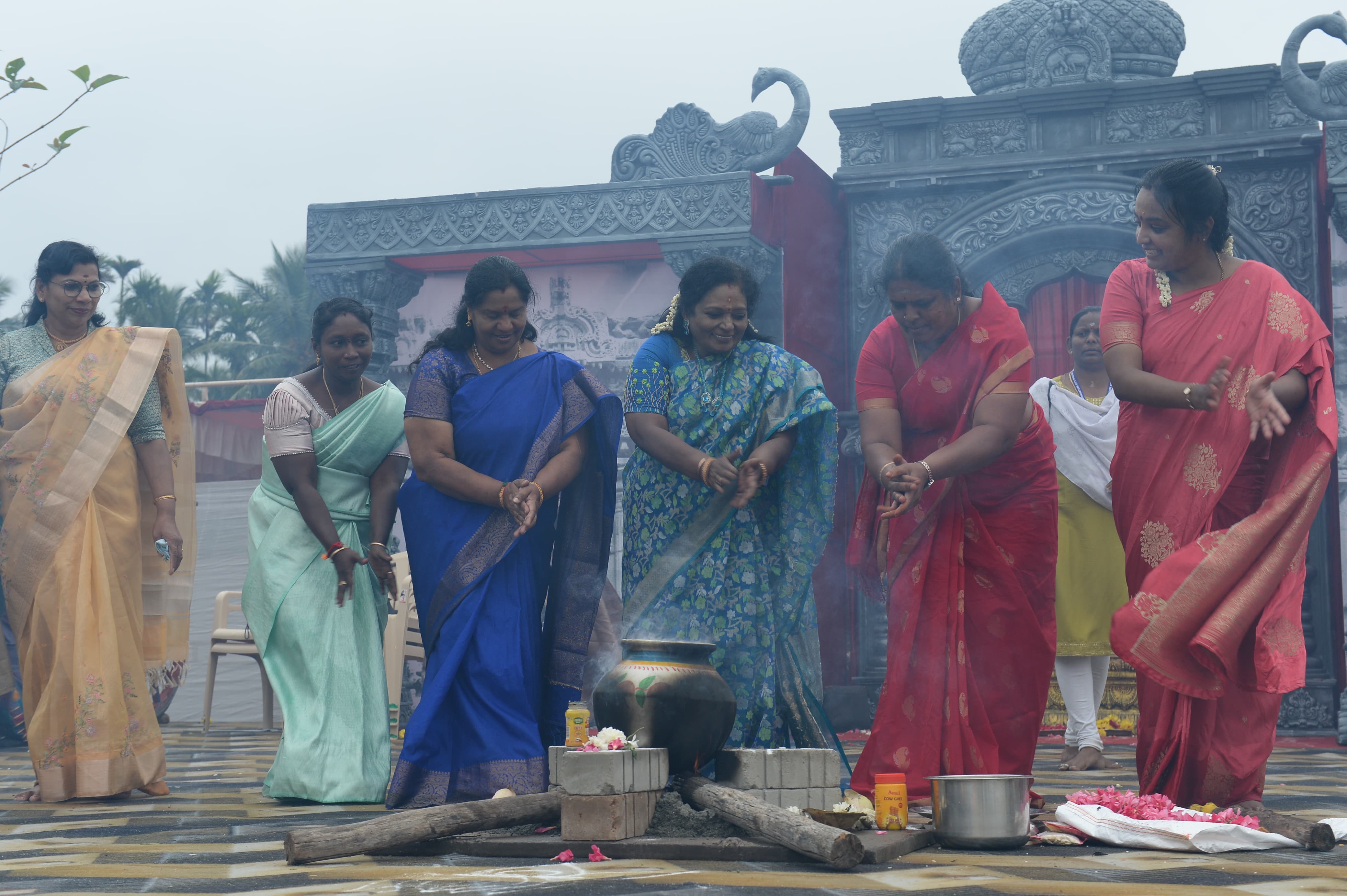 ’நம்ம ஊரு மோடி பொங்கல்’ விழாவில் கலந்து கொண்டு பொங்கல் வைத்த பாஜக மூத்த தலைவர் தமிழிசை சௌந்தரராஜன்