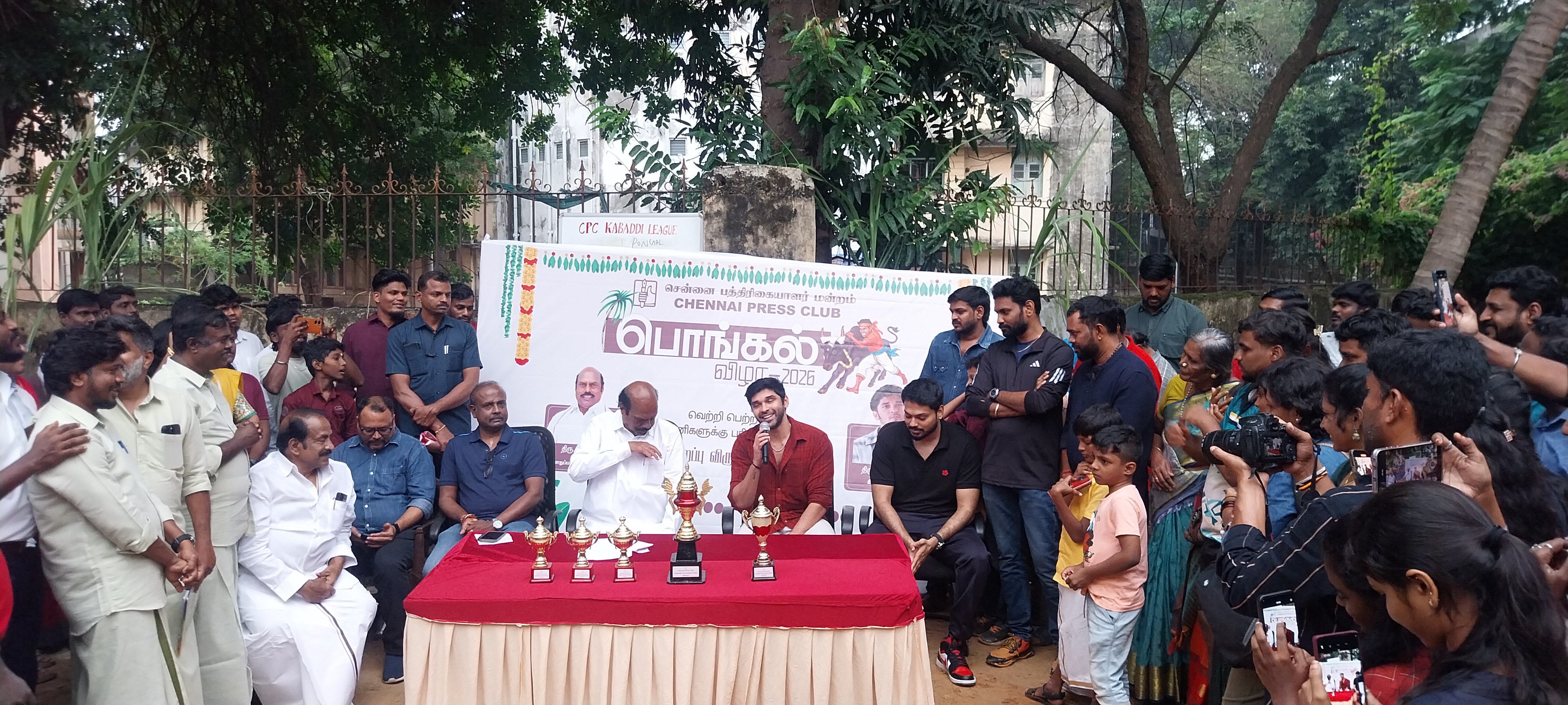 பொங்கல் விழாவில் அமைச்சர் எ.வ.வேலு, நடிகர் துருவ் விக்ரம்