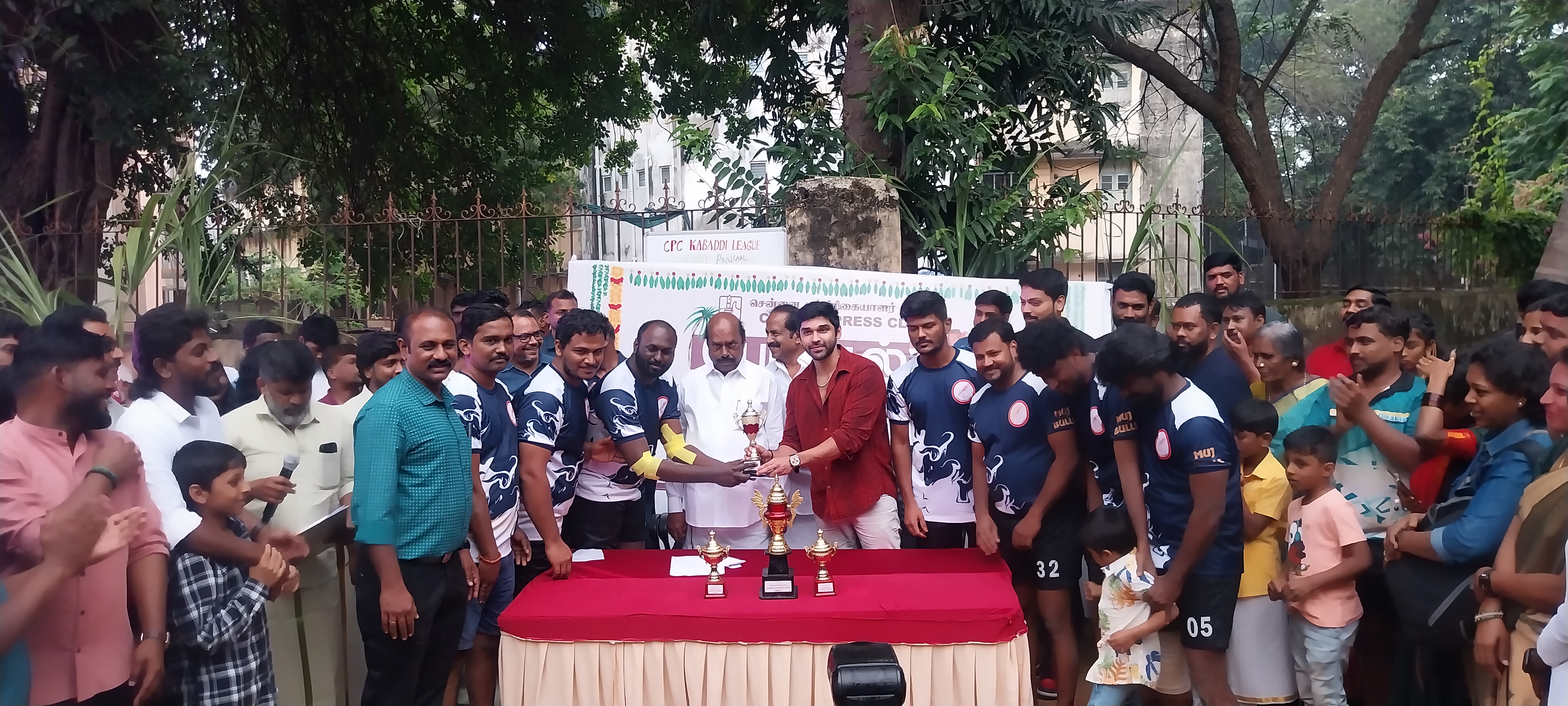 வெற்றி பெற்ற அணிக்கு பரிசு வழங்கப்படுகிறது