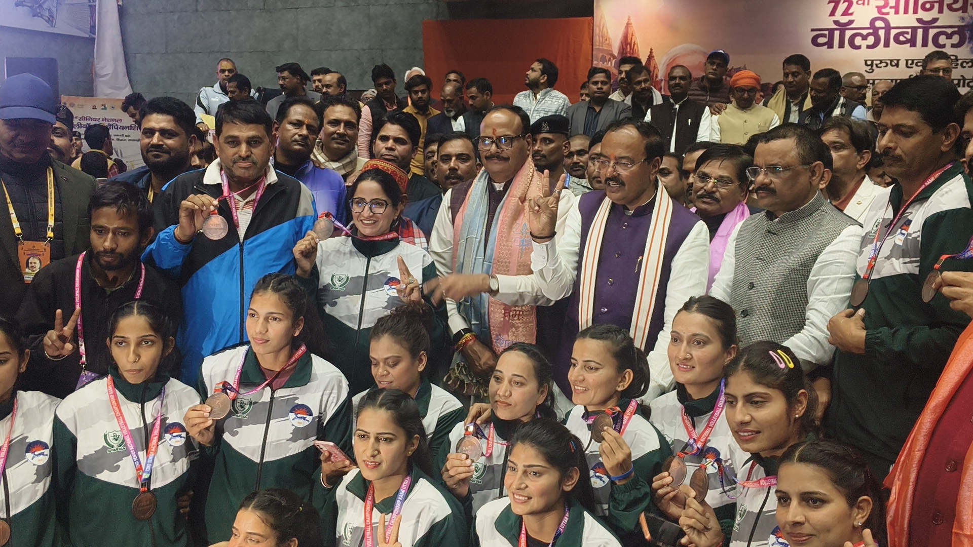 विजेता टीम के साथ दोनों डिप्टी सीएम.