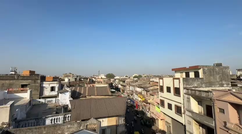 અહીંનું આકાશ એકદમ ખુલ્લું છે. પતંગબાજી માટે જેટલું ખુલ્લુ આકાશ હોય એટલી વધારે મજા હોય.