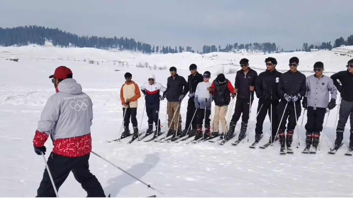 Skiing organized for youth in tourist destination Gulmarg, Kashmir Urdu News
