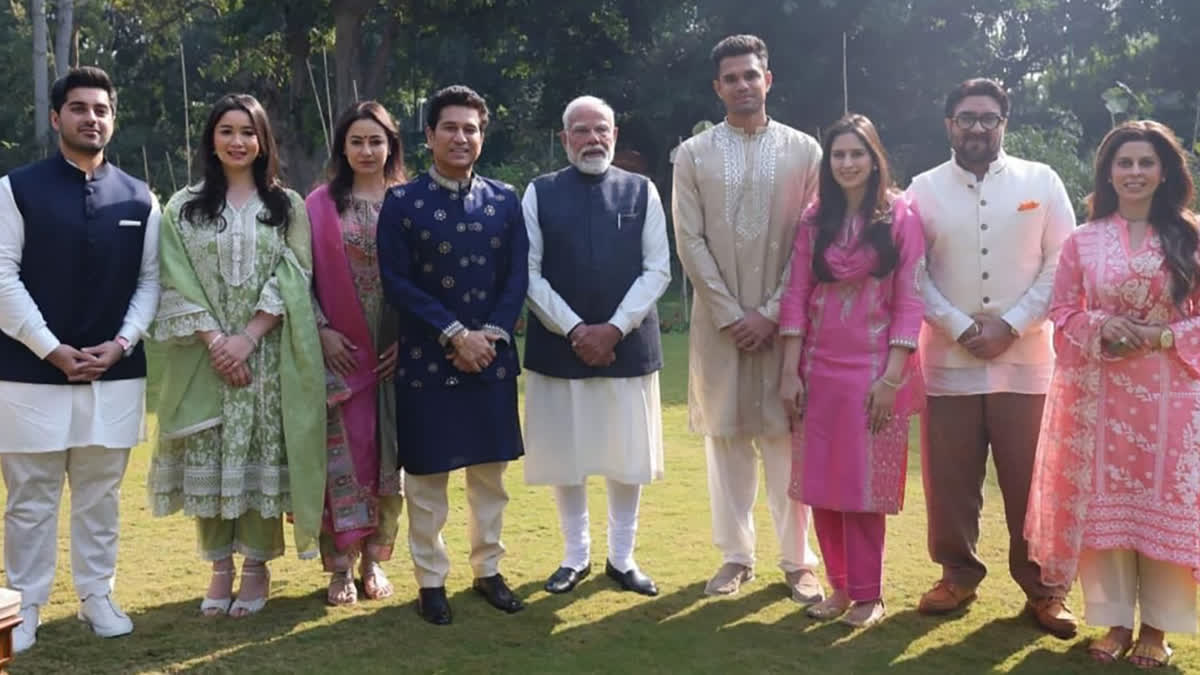 સચિન તેંડુલકર પરિવાર સાથે વડા પ્રધાન નરેન્દ્ર મોદીને મળ્યા