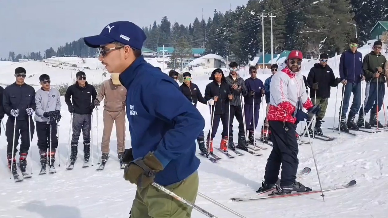 Skiing organized for youth in tourist destination Gulmarg, Kashmir Urdu News
