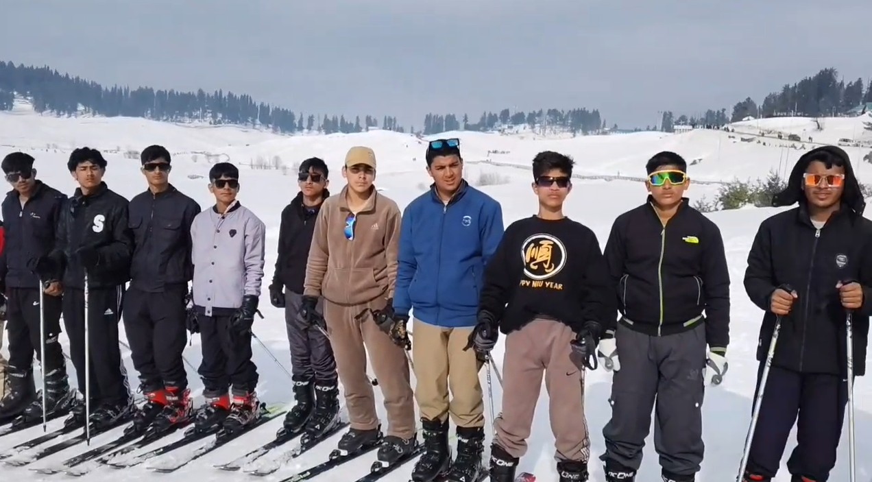 Skiing organized for youth in tourist destination Gulmarg, Kashmir Urdu News